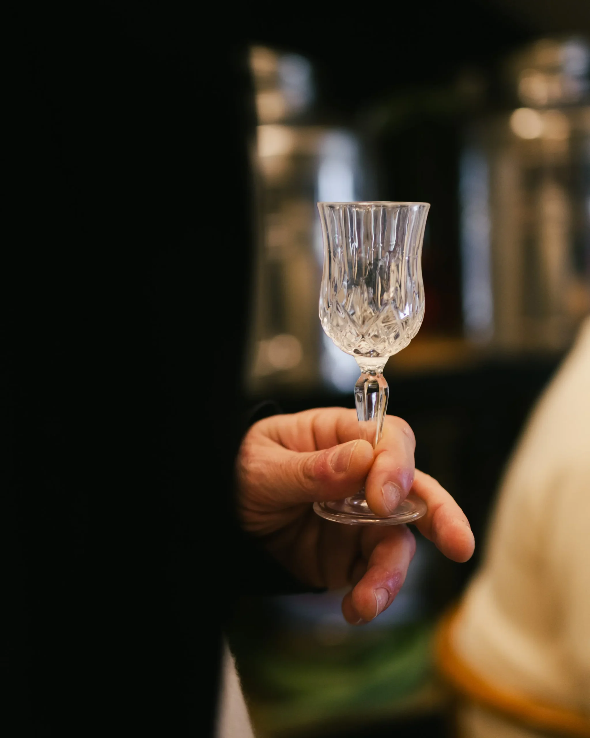 Focus bicchiere durante la degustazione in una distilleria artigianale