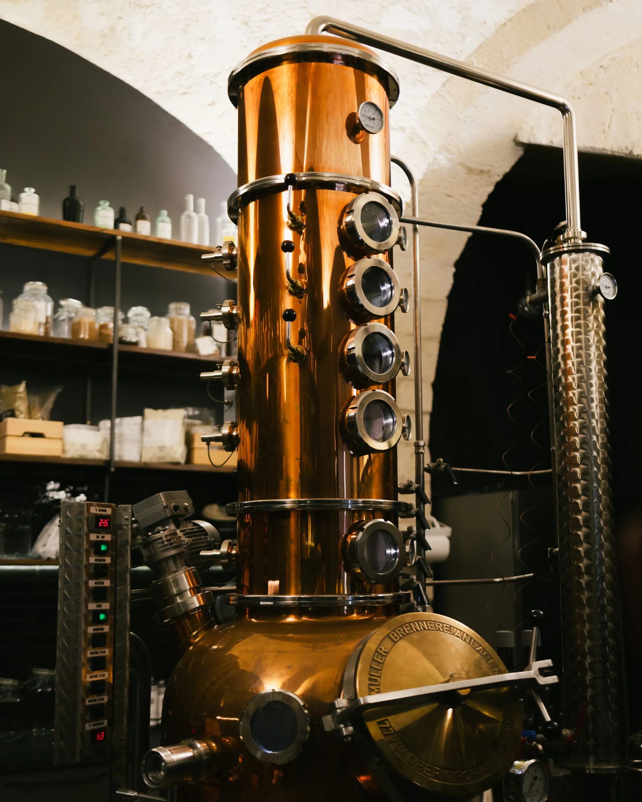 Alambicco Muller in rame presente nella distilleria artigianale Panegos per la produzione di Disonesto