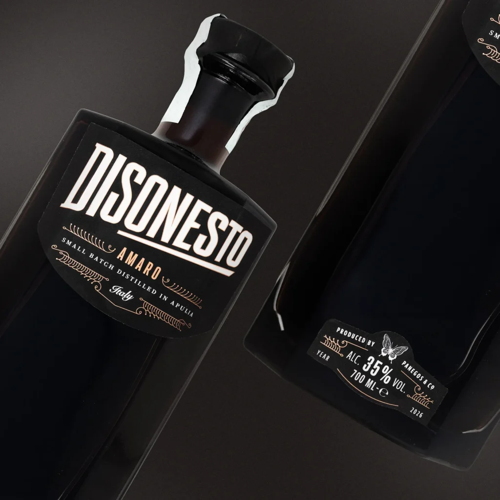 Dettaglio bottiglia amaro artigianale disonesto
