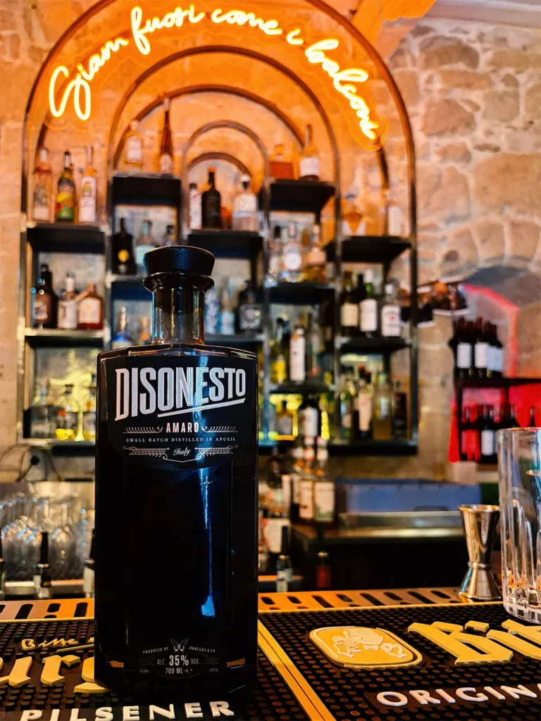 Bottiglia amaro artigianale Disonesto all'interno di un locale